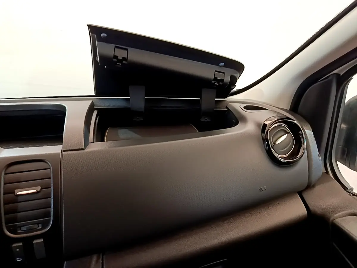 Vue intérieure côté passager du tableau de bord noir du Renault Trafic Fourgon L1H1 1200 Confort 2021 avec boîte manuelle.