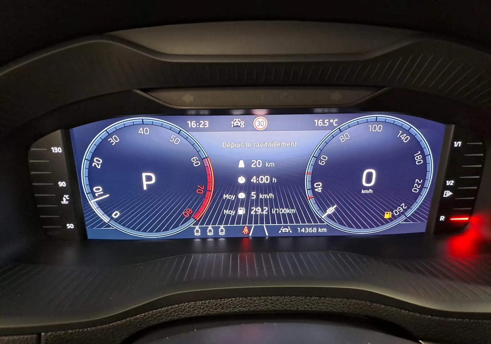 Tableau de bord numérique du Skoda Karoq 2025 affichant vitesse, mode parking, température et informations de trajet.