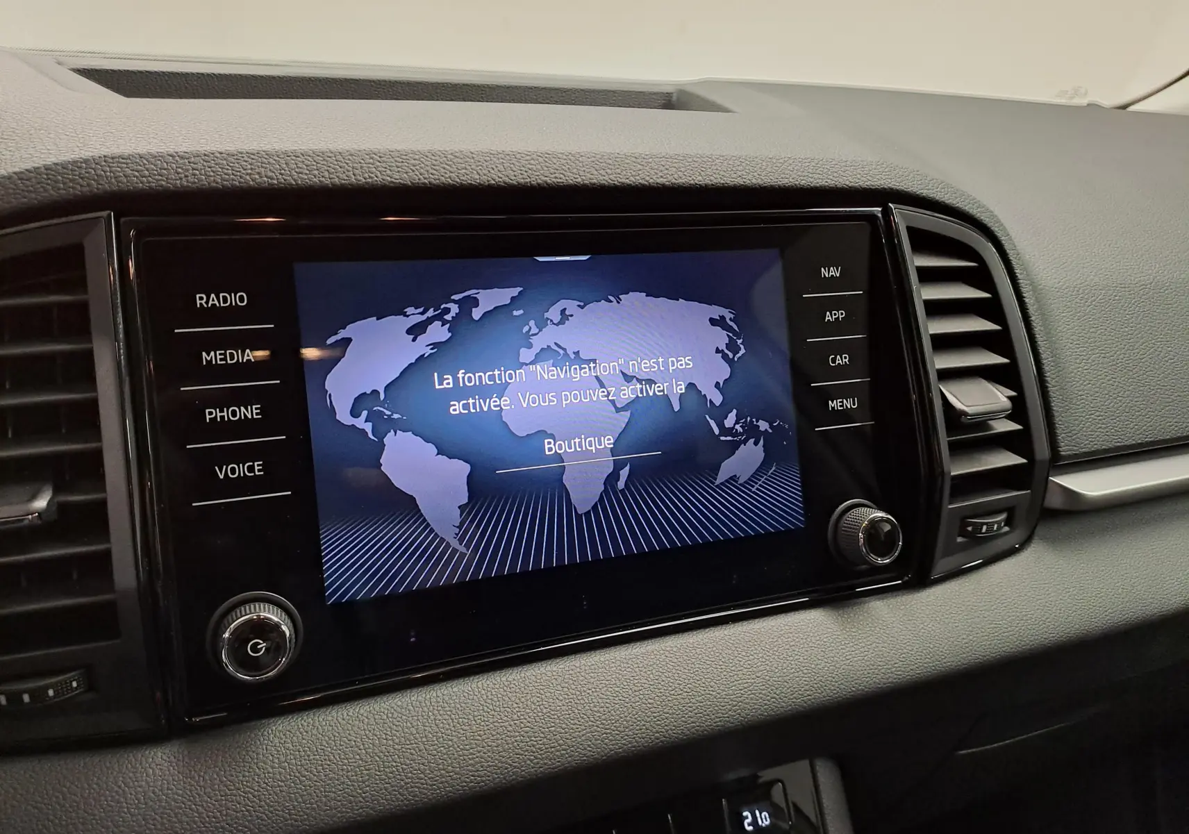 Écran central tactile du Skoda Karoq 1.5 TSI blanc Lune, affichant un message de navigation inactive.