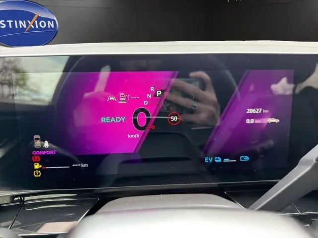 Tableau de bord numérique violet de Renault Austral 2025, affichant vitesse, mode prêt et compteur kilométrique.