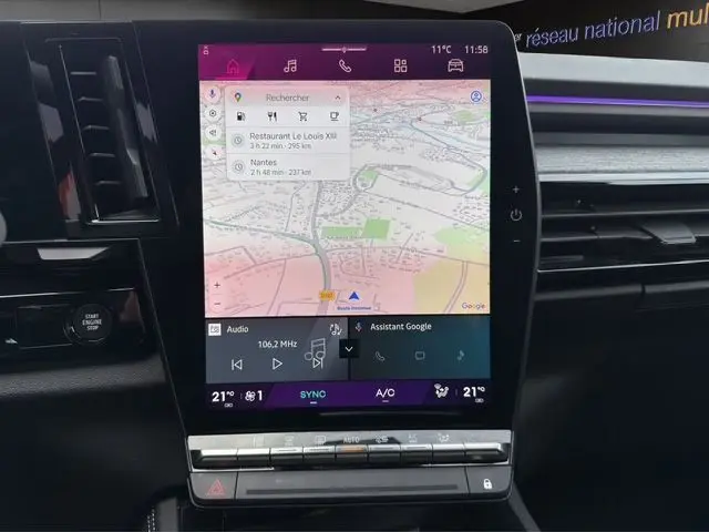 Vue rapprochée de l’écran tactile central du Renault Austral gris Casiopee, affichant la navigation Google Maps et les commandes climatisation.