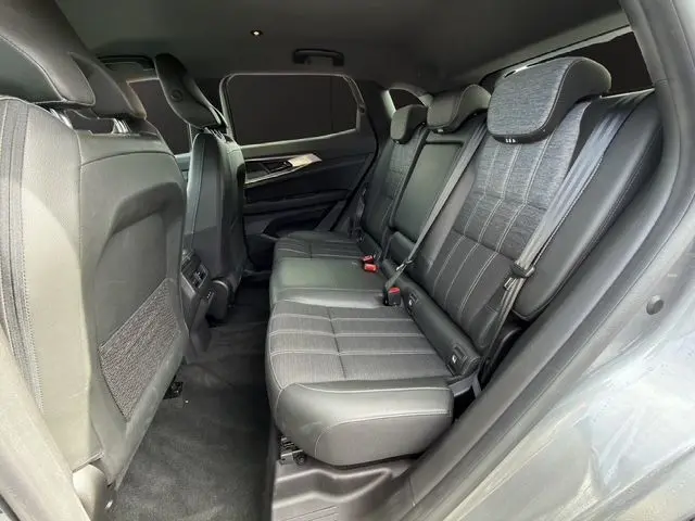 Vue latérale intérieure des sièges arrière en tissu gris dégradé du Renault Austral E-Tech Full Hybrid 2025.