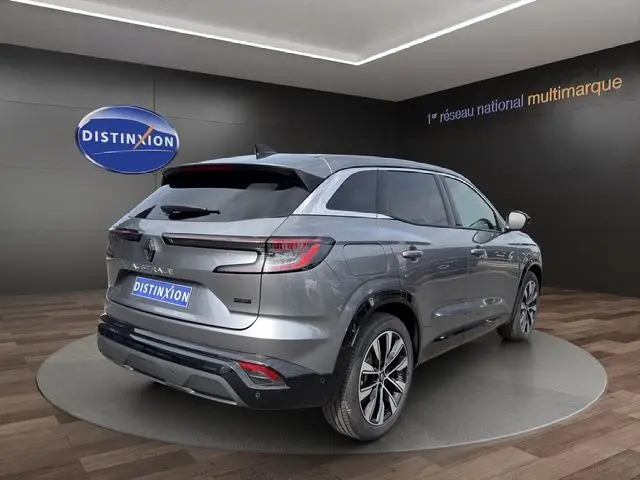 Vue 3/4 arrière droit du Renault Austral E-Tech Full Hybrid gris Casiopee avec jantes alliage 19'' Komah diamantées noir.
