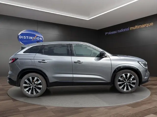 Profil droit du Renault Austral E-Tech Full Hybrid 2025 en gris Casiopee avec jantes alliage 19'' Komah diamantées noir.