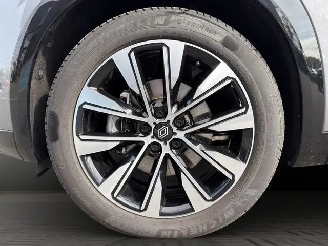 Gros plan sur la jante alliage 19'' diamantée noir du Renault Austral gris Casiopee, vue côté droit.