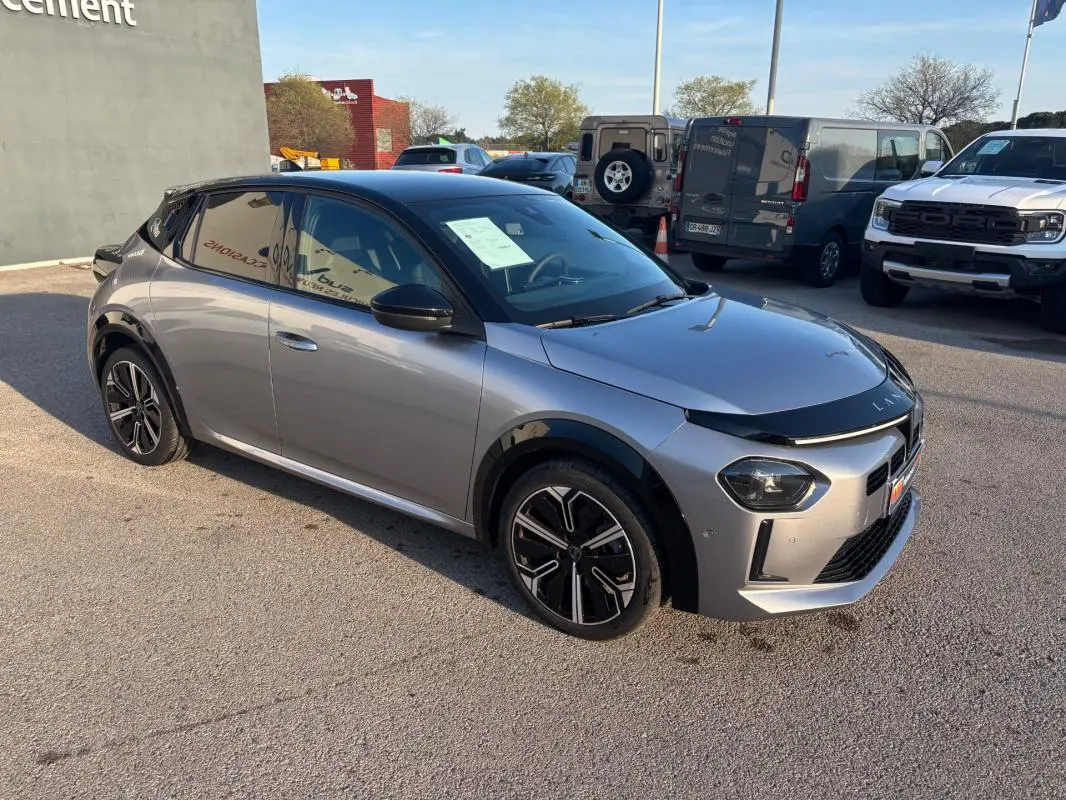 Lancia Ypsilon gris vue 3/4 avant droit, jantes 17 pouces noires, toit et rétroviseurs noirs, stationnée en extérieur.