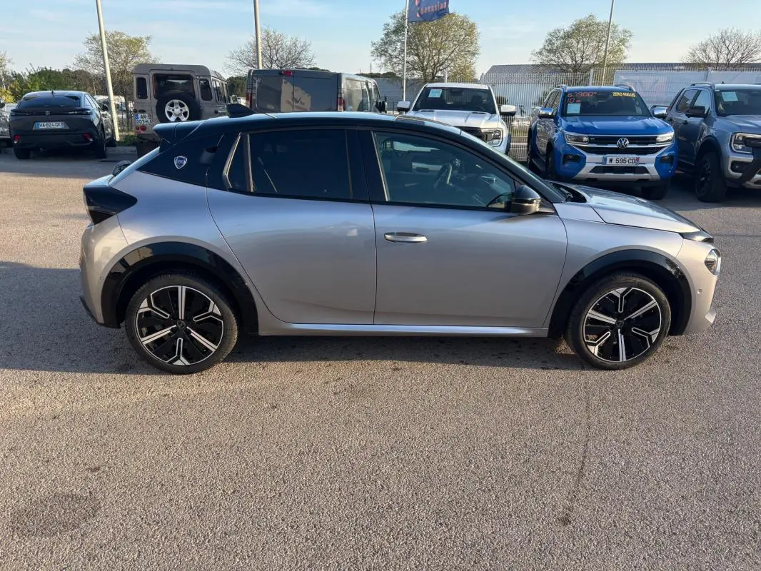 Vue de profil côté gauche d'une Lancia Ypsilon gris 2025 avec jantes 17 pouces et toit noir contrasté.