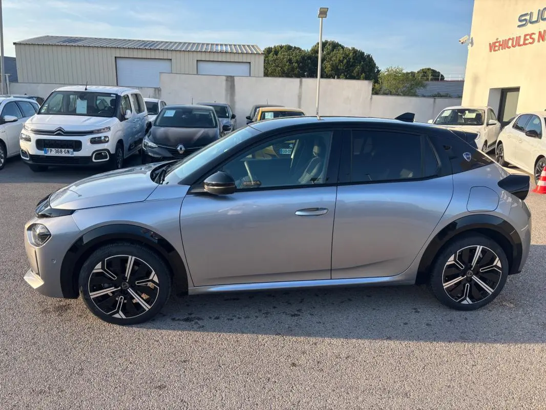Profil droit de la Lancia Ypsilon 1.2 Ibrida gris 2025 avec jantes 17 pouces et toit noir contrasté.
