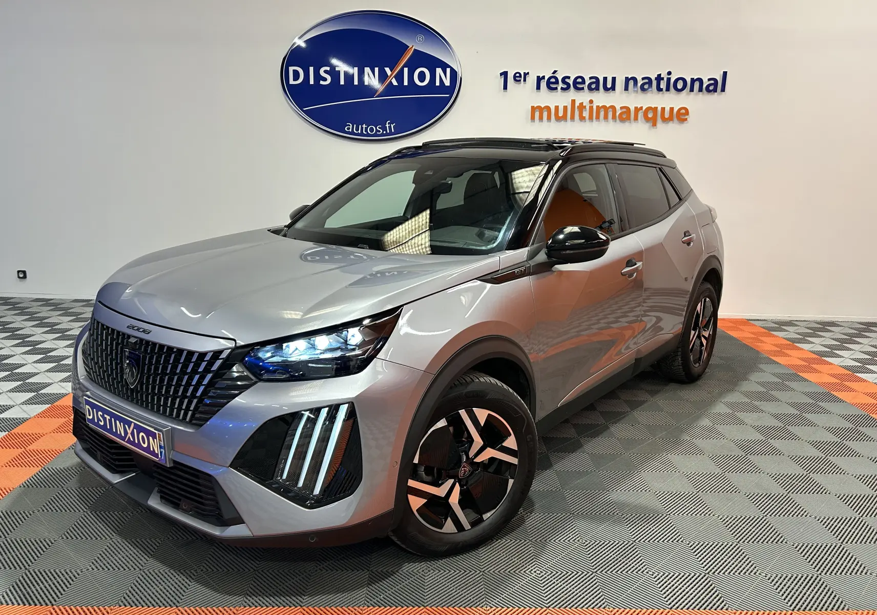 Peugeot 2008 BlueHDi 130 GT Pack gris Artense en 3/4 avant droit avec phares LED et toit panoramique noir.