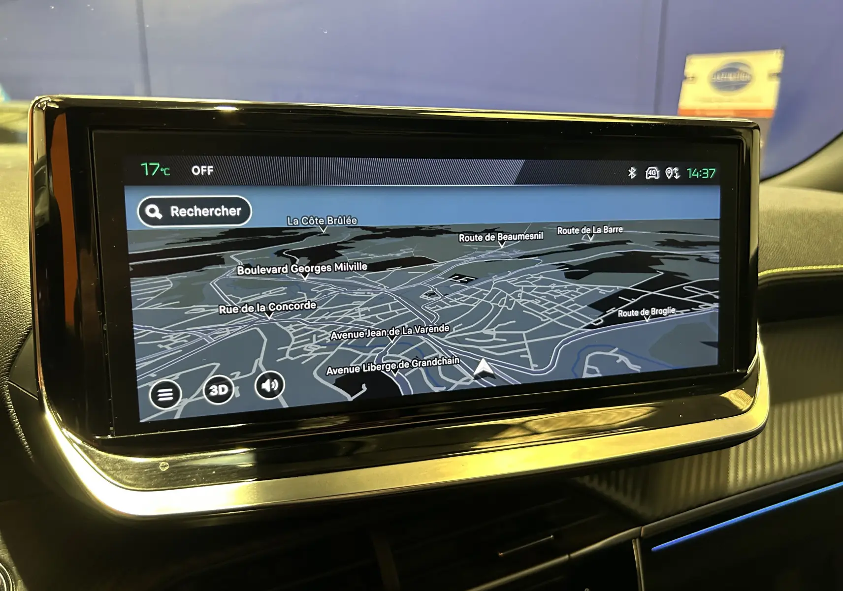 Écran tactile du GPS intégré dans le tableau de bord d'une Peugeot 2008 2024, affichant une carte en mode 3D.