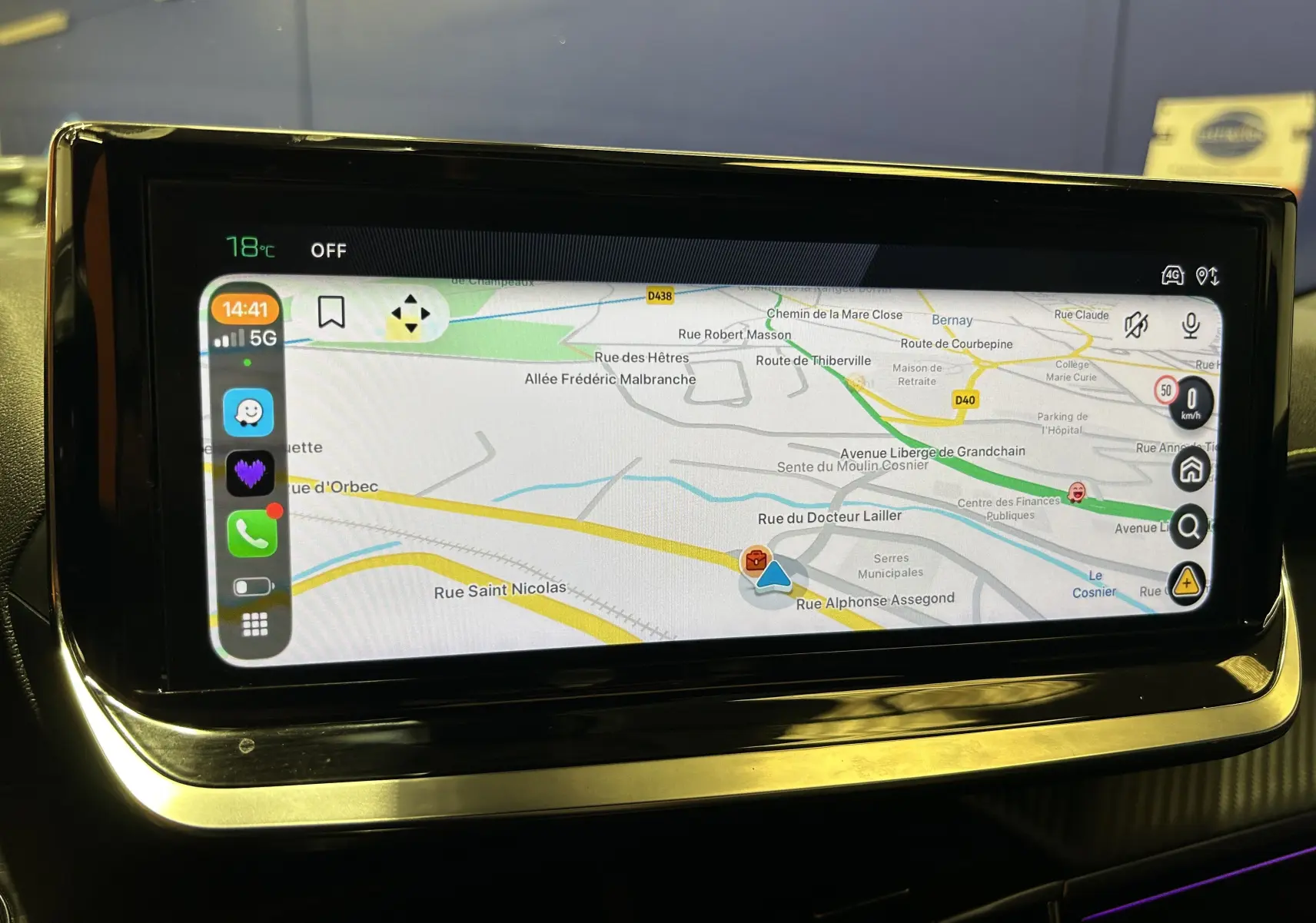 Écran tactile central du Peugeot 2008 2024 affichant la navigation GPS avec interface moderne et fond noir brillant.