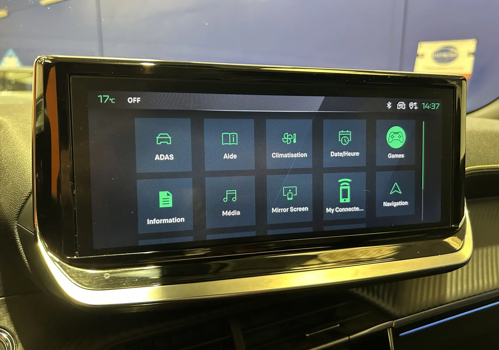 Écran tactile central du tableau de bord du Peugeot 2008 gris Artense, affichant le menu principal des fonctions connectées.