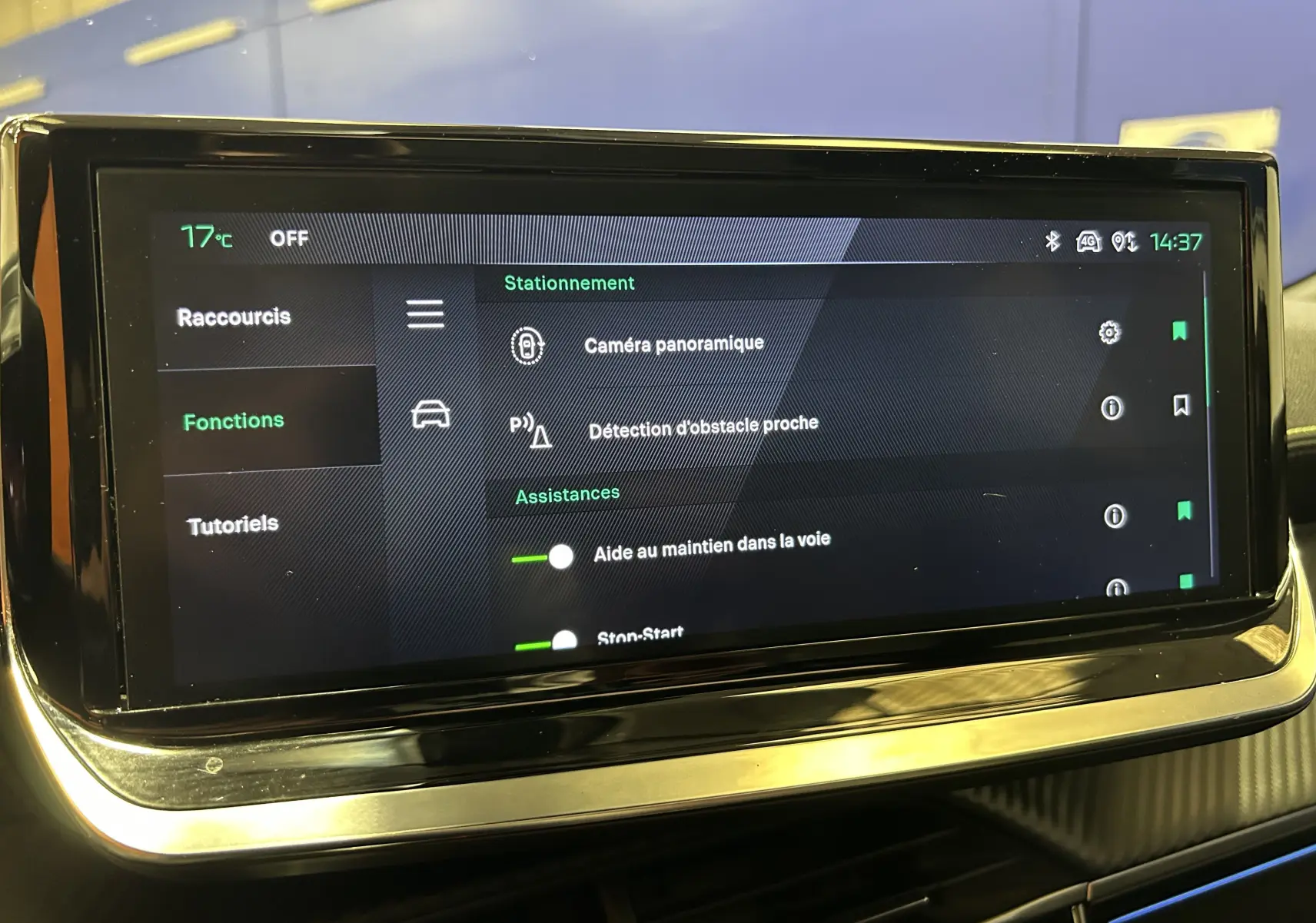 Écran tactile central du Peugeot 2008 2024 affichant les options d'assistance à la conduite et caméra panoramique.