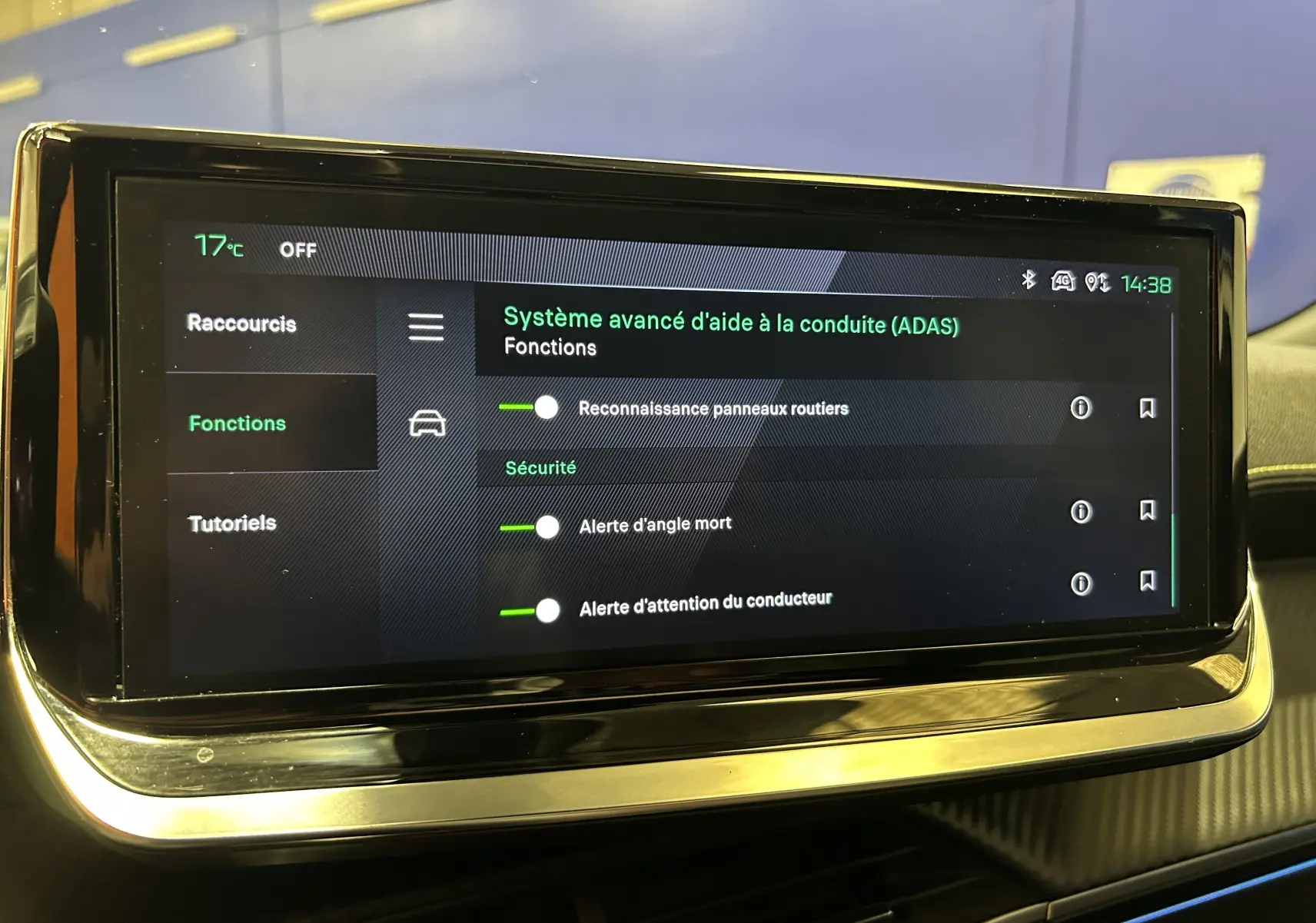 Écran tactile central du Peugeot 2008 2024 affichant les réglages du système avancé d'aide à la conduite (ADAS).