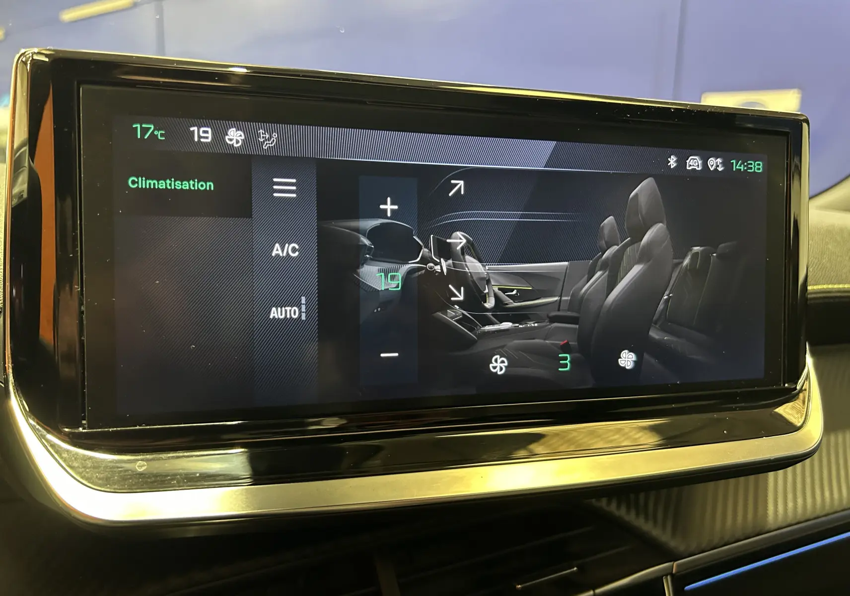 Écran tactile intérieur du Peugeot 2008 2024 affichant les réglages de climatisation, avec vue latérale des sièges noirs.