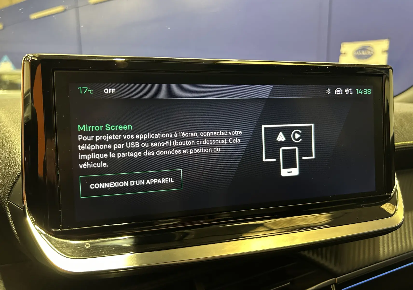 Écran tactile central du Peugeot 2008 GT PACK 2024 affichant l'interface Mirror Screen pour connexion smartphone.