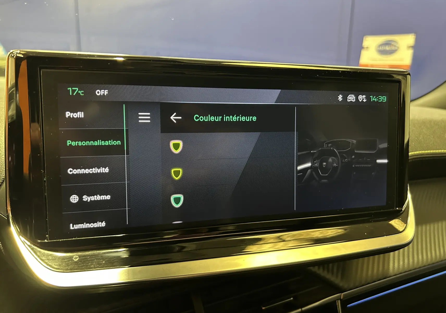 Écran tactile central de la Peugeot 2008 2024 affichant les options de personnalisation de la couleur intérieure.