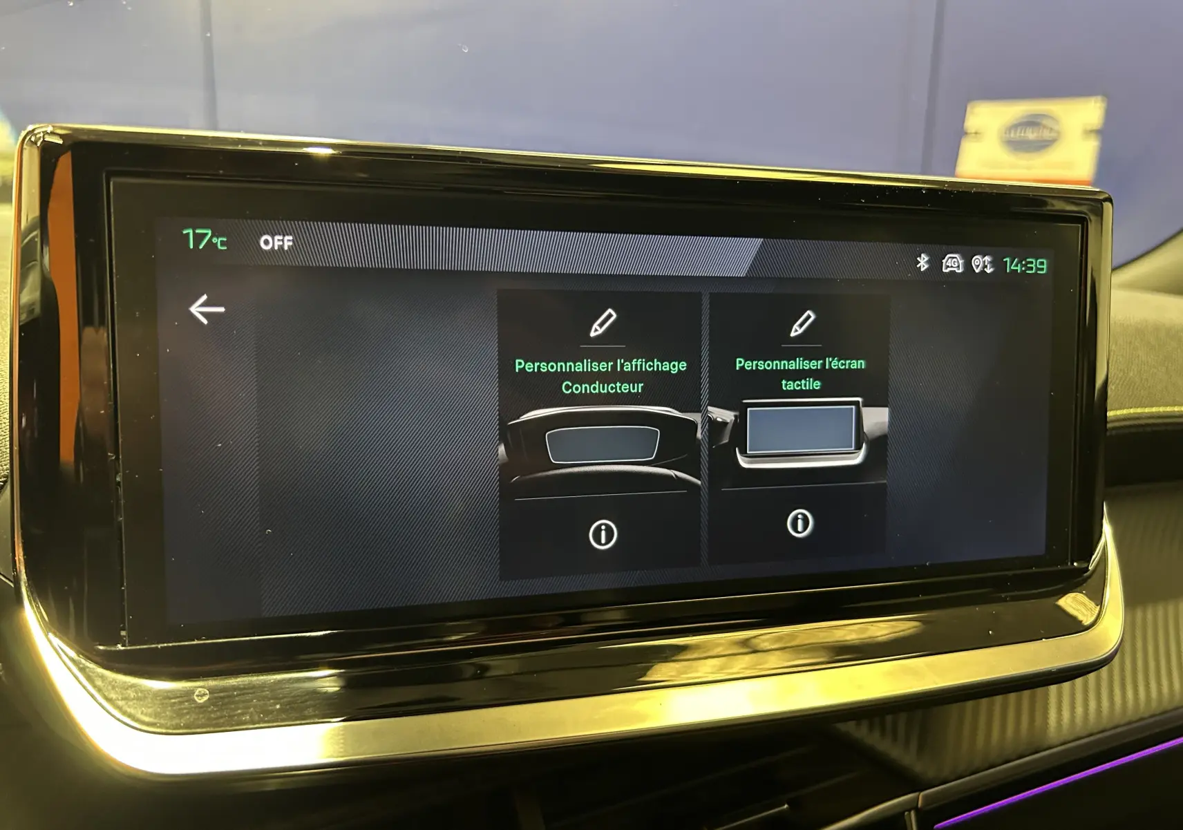 Écran tactile central de la Peugeot 2008 GT Pack 2024, affichant les options de personnalisation du conducteur et de l'écran.