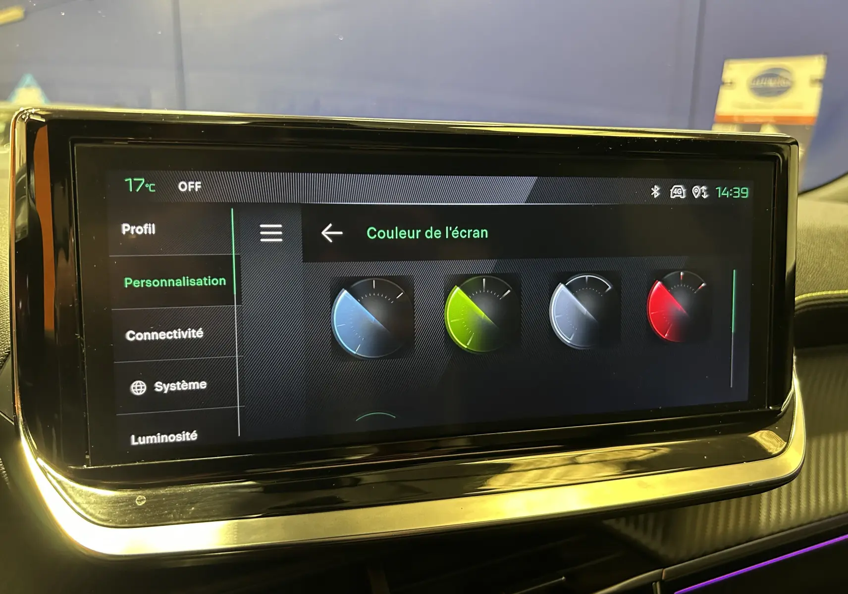 Écran tactile intérieur du Peugeot 2008 2024 affichant les options de personnalisation de la couleur d'écran.