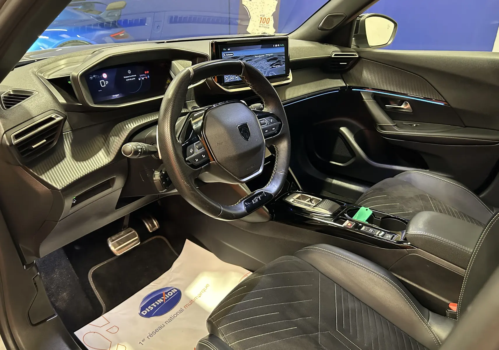 Vue intérieure côté conducteur du Peugeot 2008 GT PACK 2024 gris Artense, avec volant compact, écran tactile et sièges cuir Alcantara.