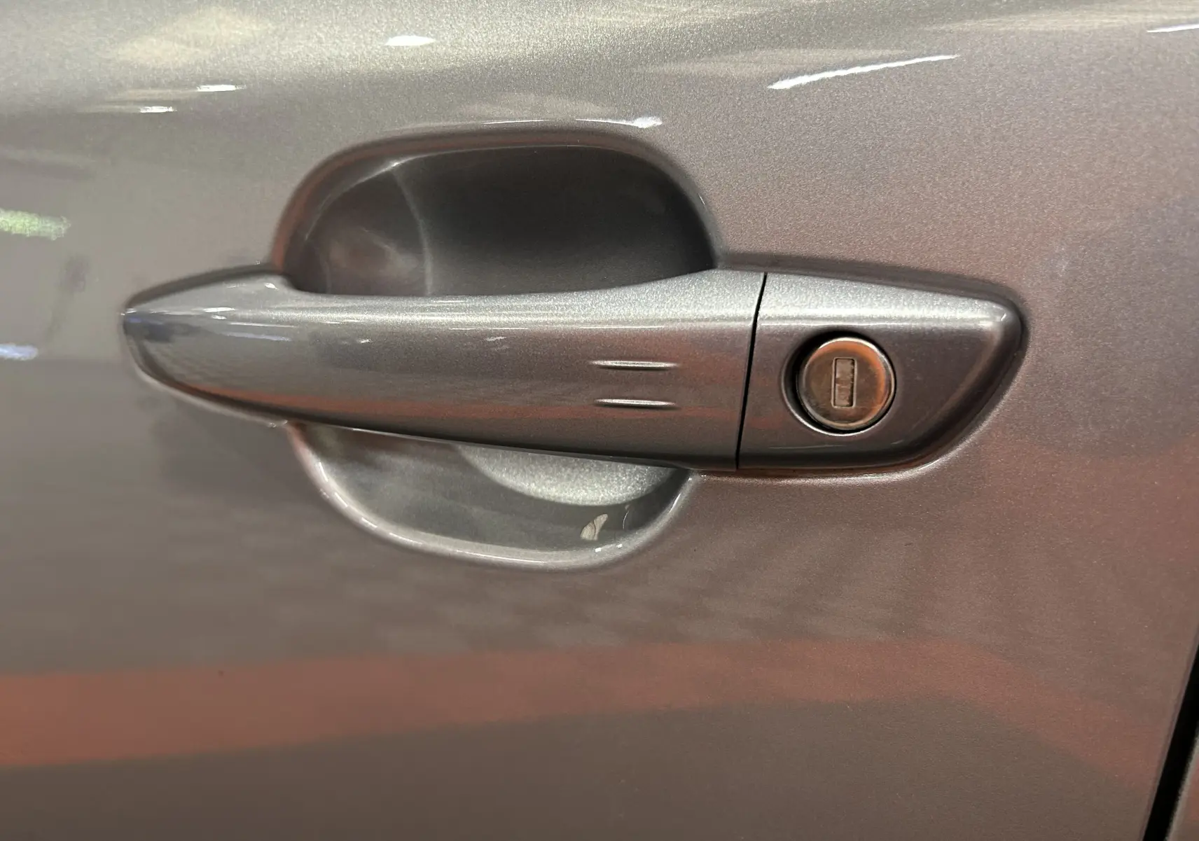 Poignée de porte gris Artense de Peugeot 2008 BlueHDi 130 EAT8 GT PACK vue en gros plan côté gauche.