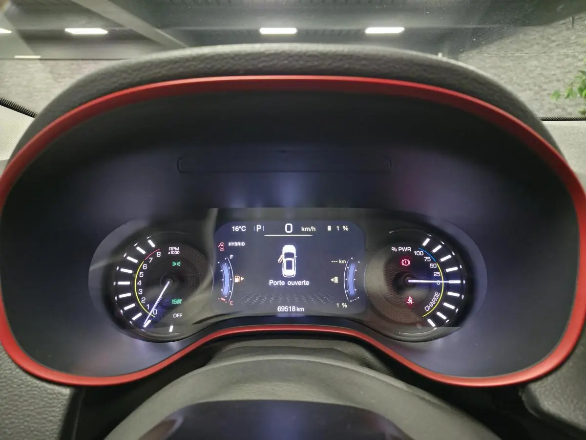 Vue rapprochée du tableau de bord numérique du Jeep Compass Trailhawk 2020, avec affichage hybride et cadre rouge.