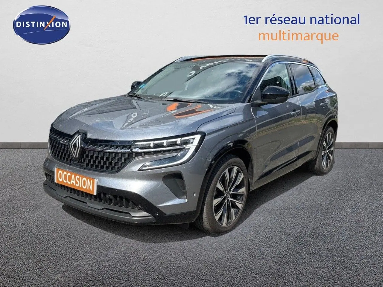 Renault Austral gris schiste métal en 3/4 avant droit, avec calandre noire et jantes alliage bi-ton.