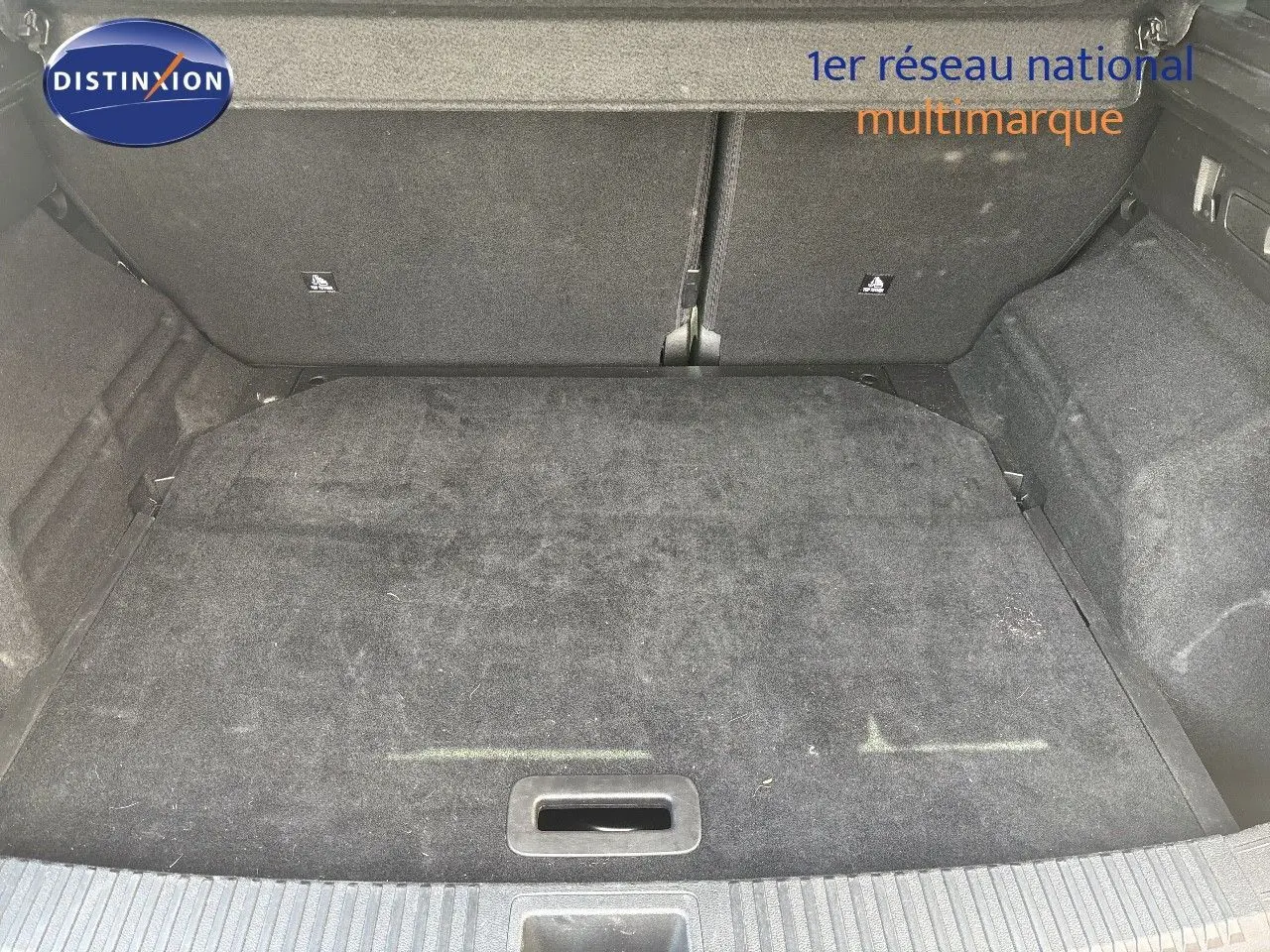 Coffre spacieux du Renault Austral gris schiste, vue intérieure arrière montrant le plancher et les dossiers des sièges rabattus.