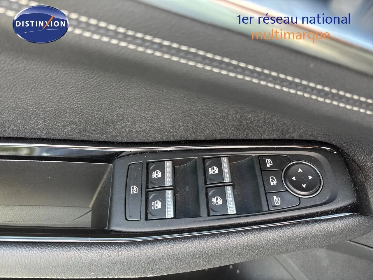 Gros plan sur la commande des vitres électriques côté conducteur du Renault Austral gris schiste métal 2024.