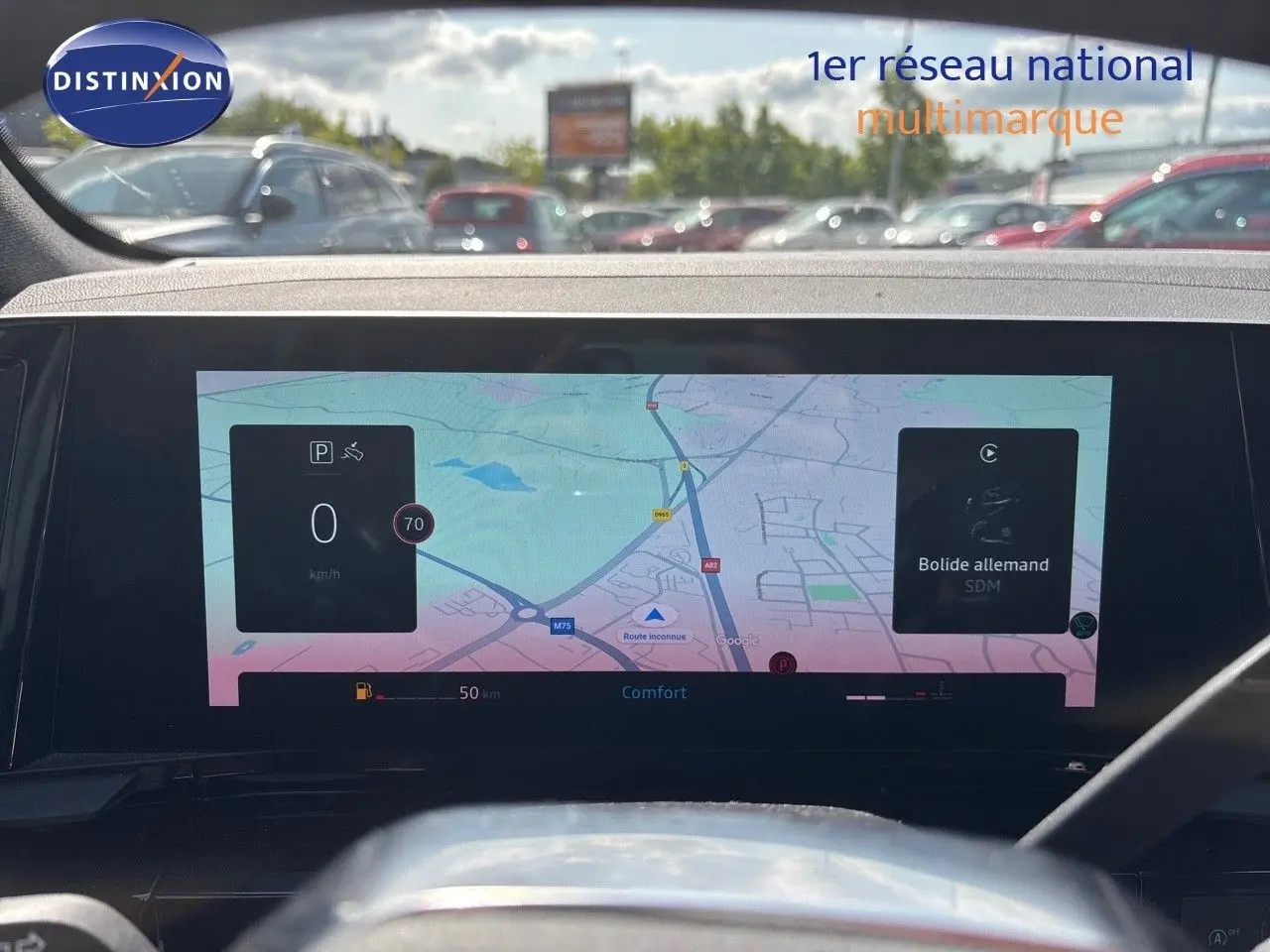 Vue intérieure sur l'écran central tactile du Renault Austral gris schiste, affichant la navigation et les informations de conduite.