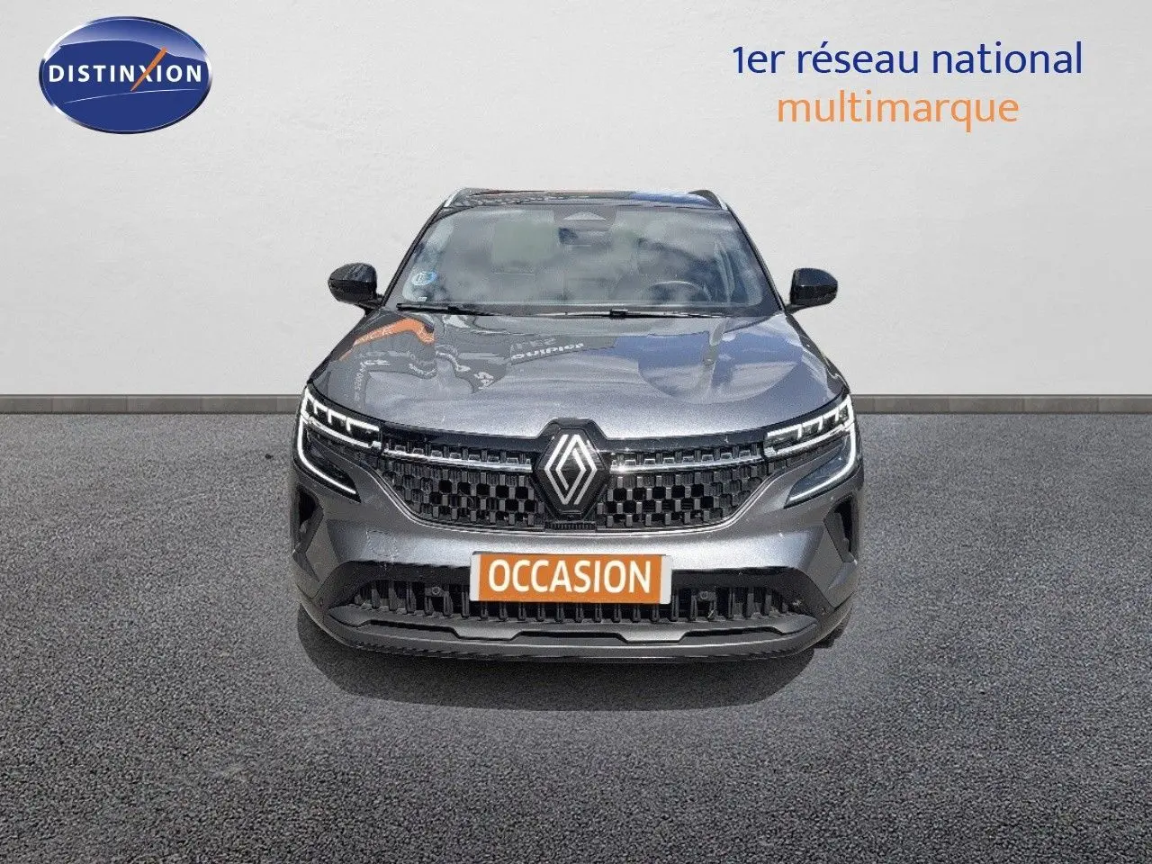 Vue frontale d'un Renault Austral gris schiste métal 2024 avec calandre distinctive et feux LED fins.
