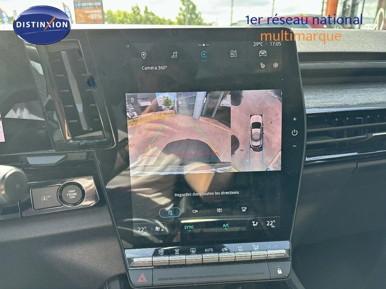 Vue rapprochée de l’écran central tactile du Renault Austral gris schiste, affichant la caméra 360° en mode stationnement.