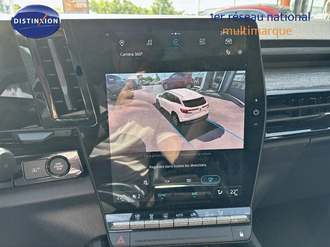 Vue rapprochée de l’écran central tactile affichant la caméra 360° dans un Renault Austral gris schiste métal, intérieur moderne.