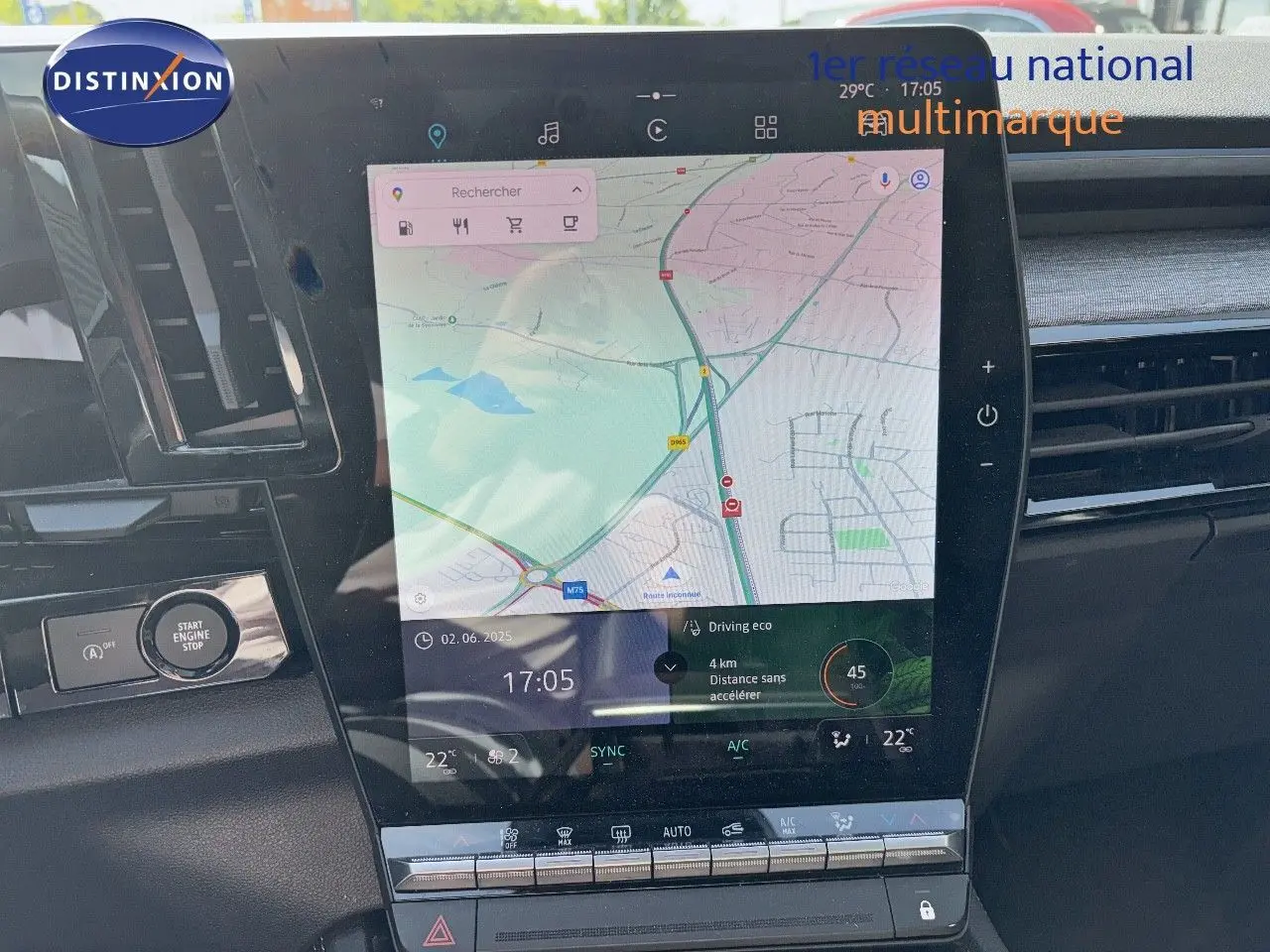 Écran tactile central avec navigation GPS et commandes climatisation dans le tableau de bord d’un Renault Austral gris Schiste 2024.