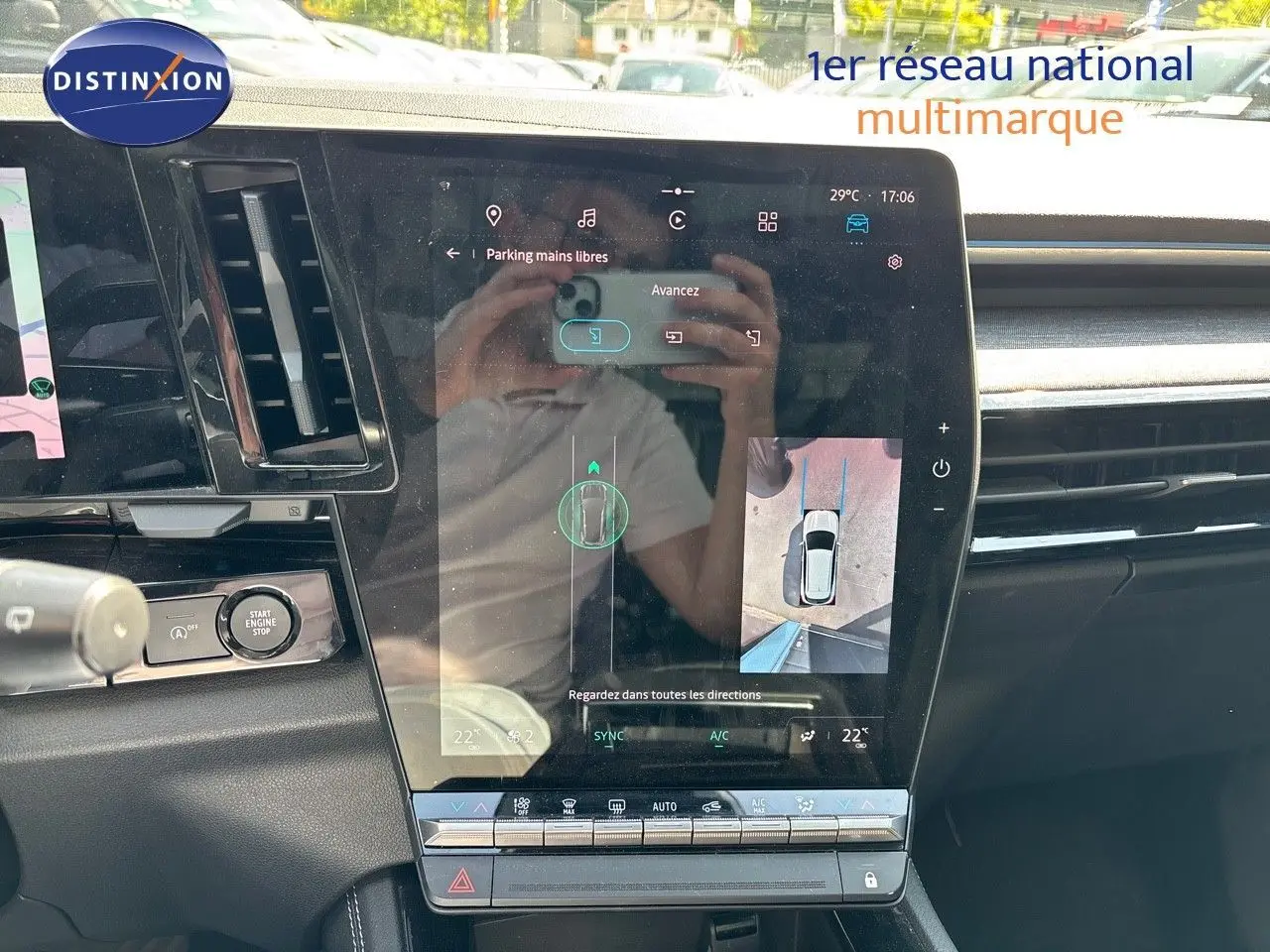 Vue rapprochée de l’écran central tactile du Renault Austral gris schiste, affichant l’aide au stationnement mains libres.