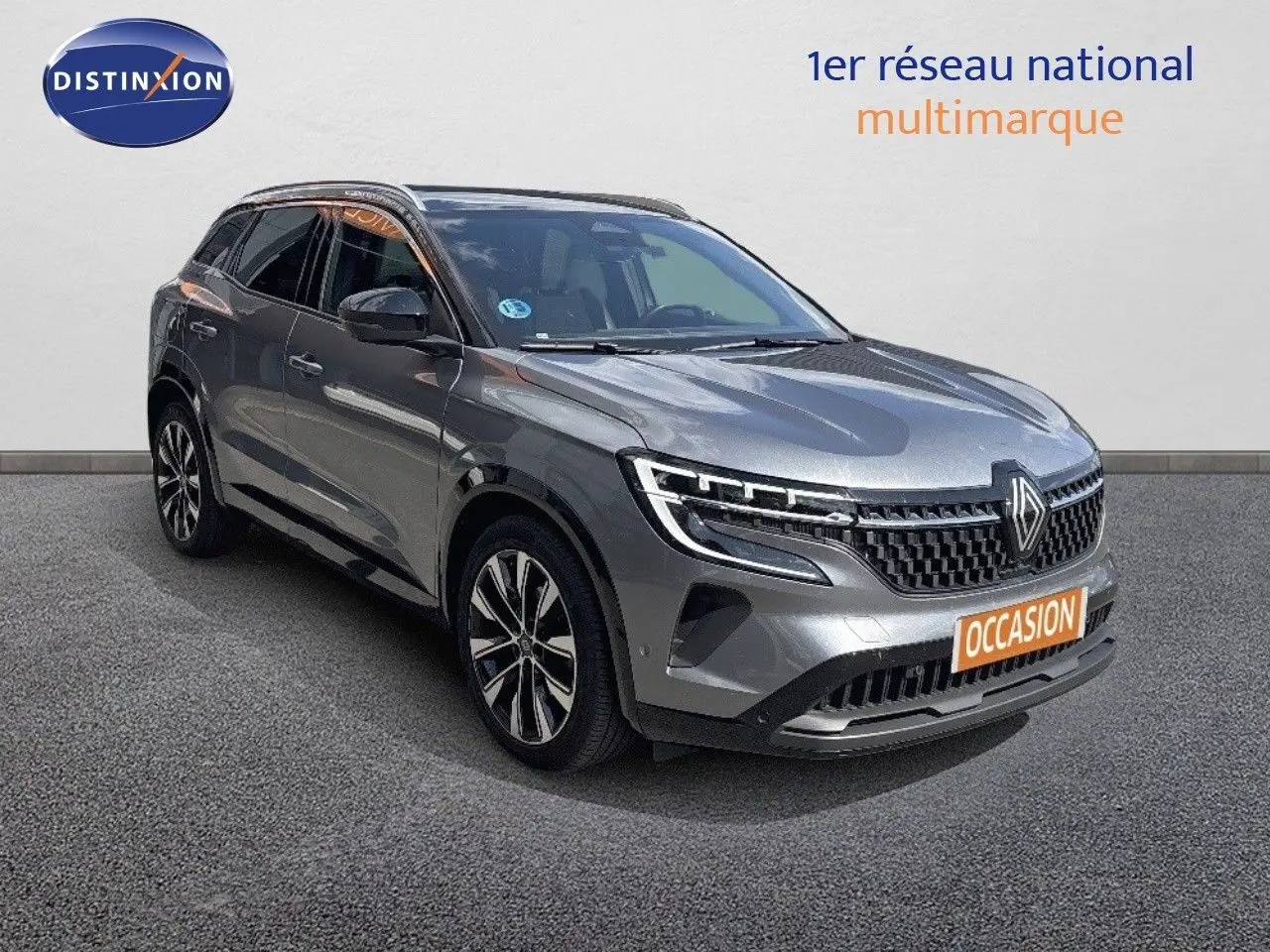 Renault Austral gris schiste métal en 3/4 avant droit, avec calandre moderne et jantes alliage bicolores.