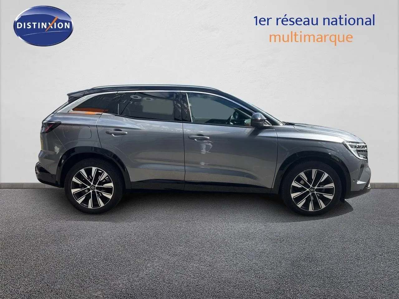 Renault Austral gris schiste métal en profil côté gauche, soulignant ses jantes bi-ton et lignes modernes.