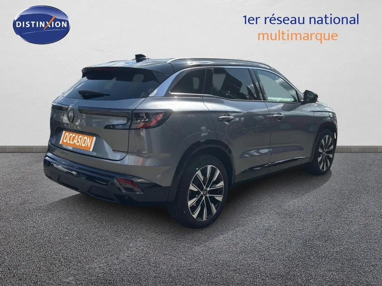 Vue 3/4 arrière droite d’un Renault Austral gris schiste métal avec jantes bi-ton et toit noir brillant.