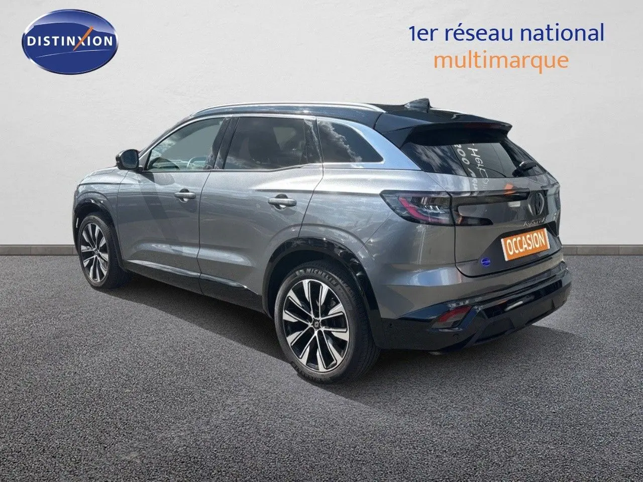 Vue 3/4 arrière droite du Renault Austral gris schiste métal avec jantes alliage et feux LED distinctifs.
