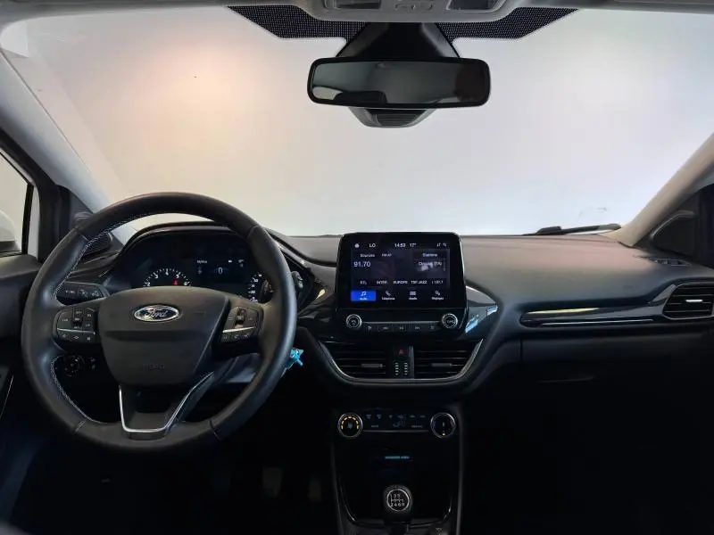 Intérieur du Ford Puma 2023 vu de face, tableau de bord noir avec écran tactile central et volant multifonction.