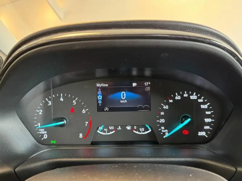 Tableau de bord numérique du Ford Puma blanc Glacier 2023, affichant vitesse à 0 km/h et compte-tours à l'arrêt