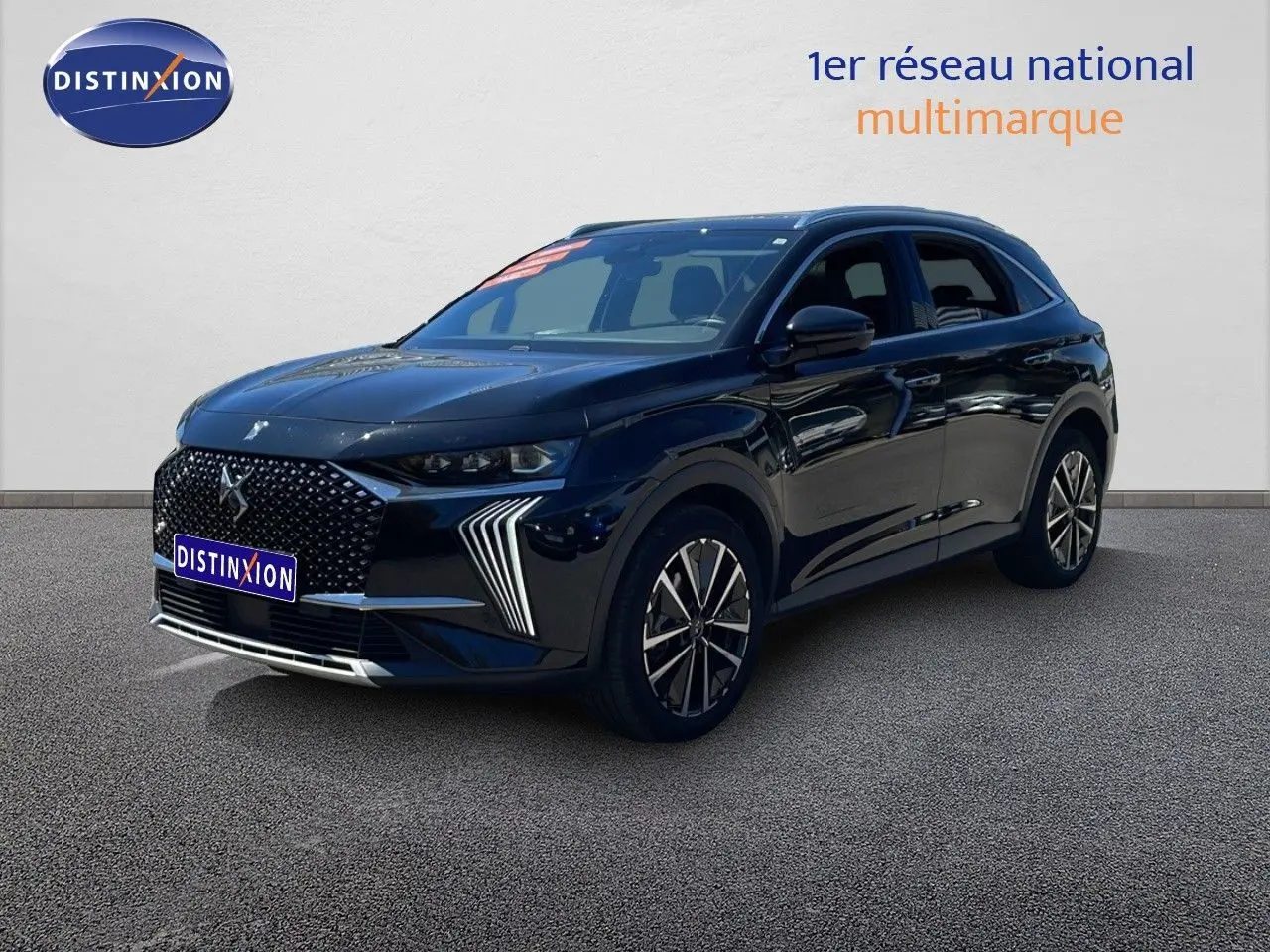 DS7 BlueHDi 130ch Opera noir métal en 3/4 avant droit, avec calandre distinctive et feux LED en forme de griffes.