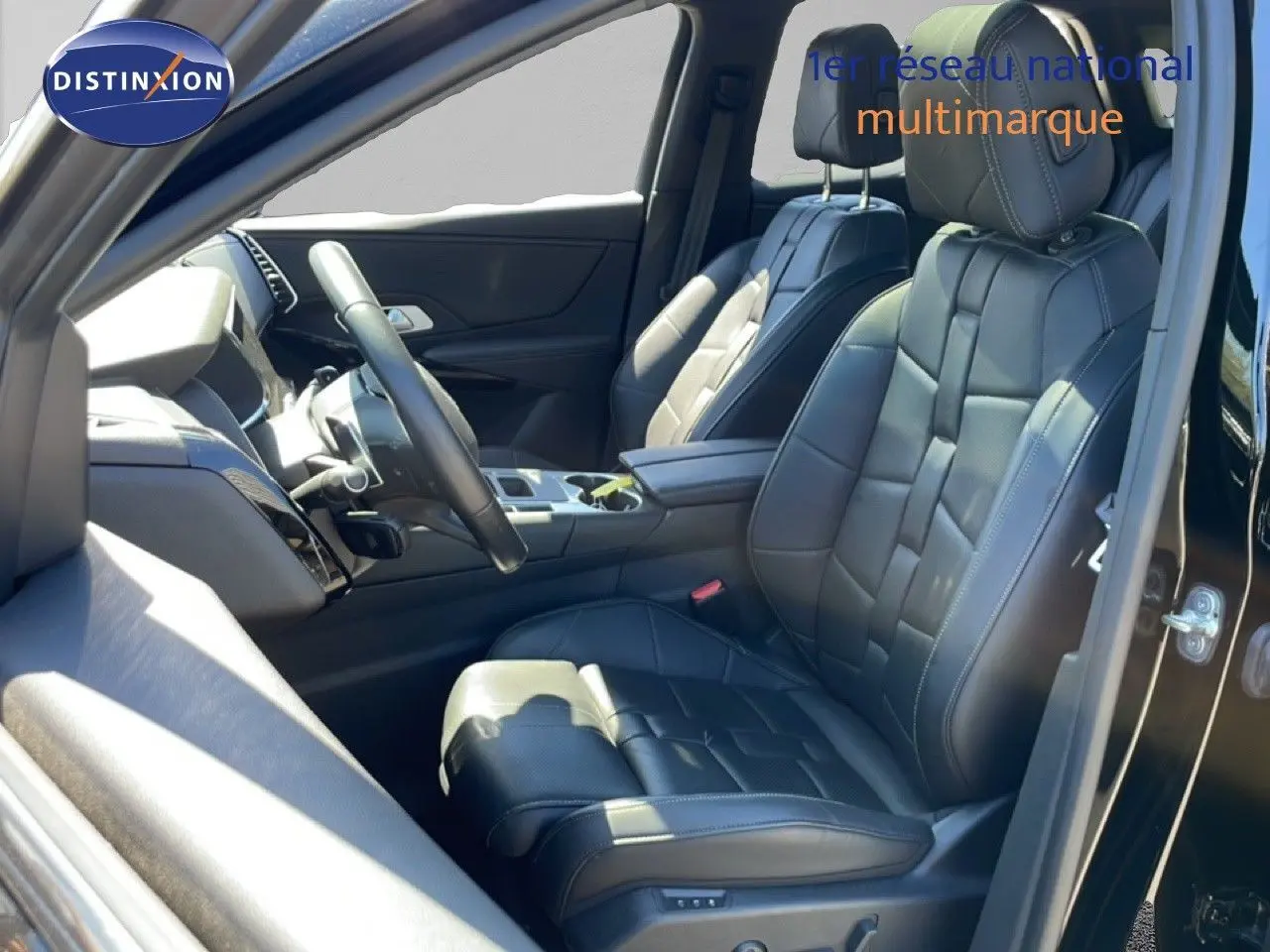 Vue intérieure côté gauche du DS7 2024 noir métal, sièges avant en cuir noir avec surpiqûres apparentes.