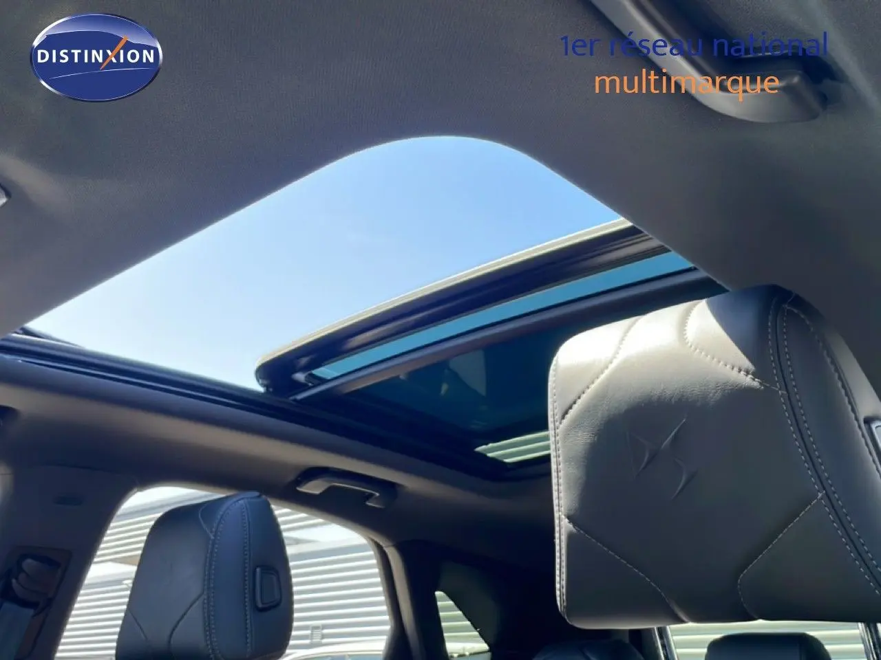 Vue intérieure du toit ouvrant panoramique et des appuie-têtes en cuir noir du DS7 BlueHDi 130ch Opera 2024.