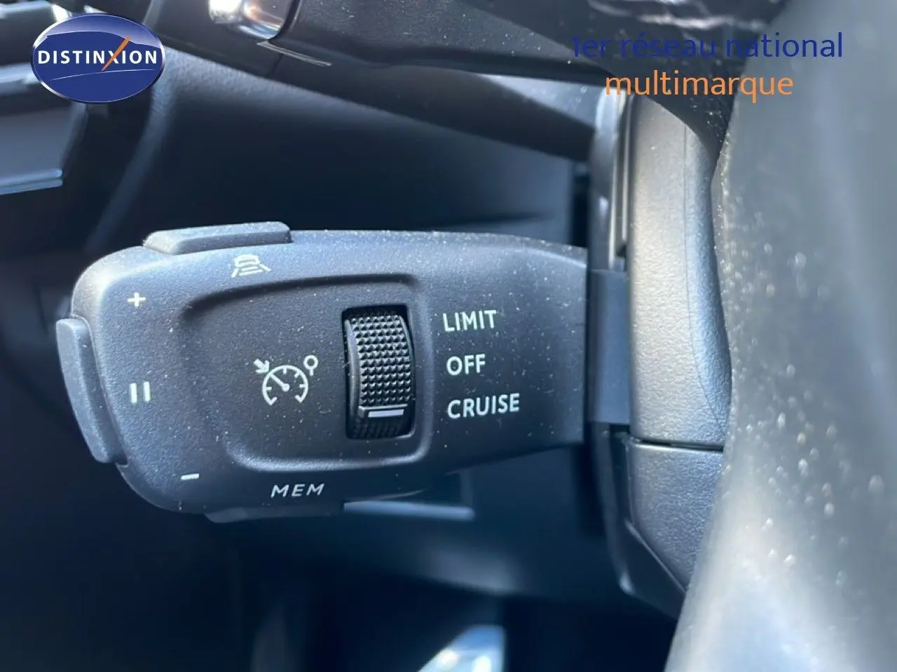 Gros plan sur la commande de régulateur de vitesse du DS7 noir métal 2024, côté gauche du volant.