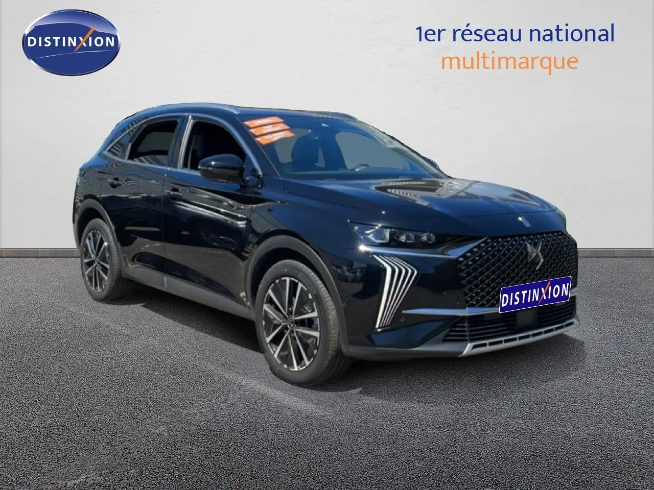 DS7 BlueHDi 130ch Opera noir métal en 3/4 avant droit, avec calandre distinctive et feux LED verticaux.