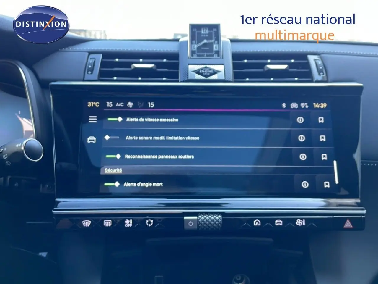 Écran tactile central affichant les alertes de sécurité dans l’habitacle du DS7 noir métal 2024.