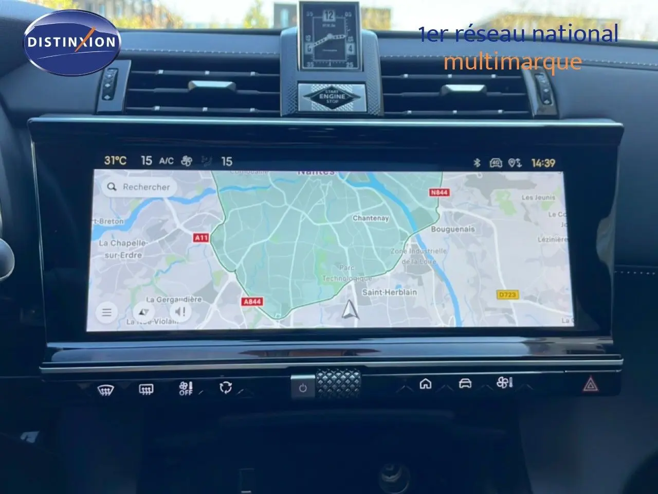 Vue rapprochée de l’écran tactile central du DS7 noir métal 2024, affichant la navigation GPS avec carte détaillée.