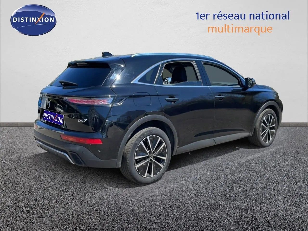 Vue 3/4 arrière droite du DS7 noir métal 2024 avec jantes bi-ton et feux arrière LED distinctifs.