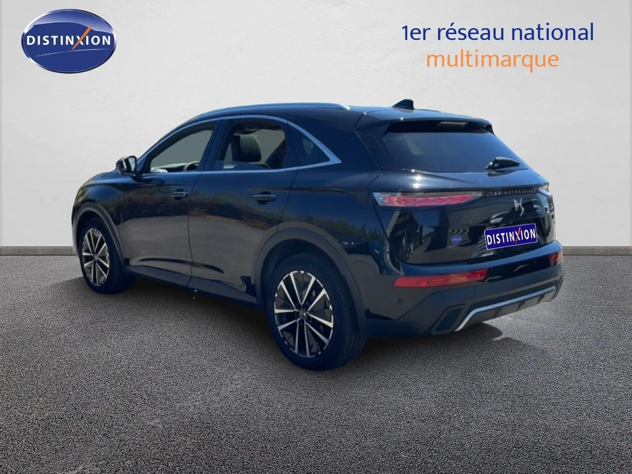 Vue 3/4 arrière droite d'un DS7 2024 noir métal avec jantes bi-ton et feux LED distinctifs.